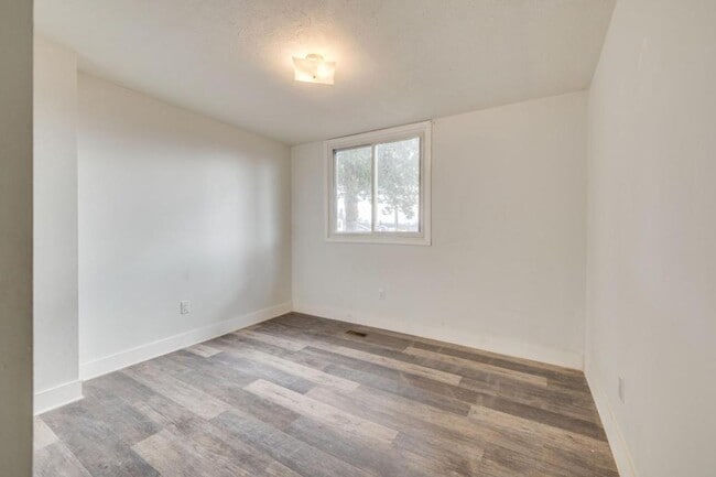 Building Photo - 818 5th St