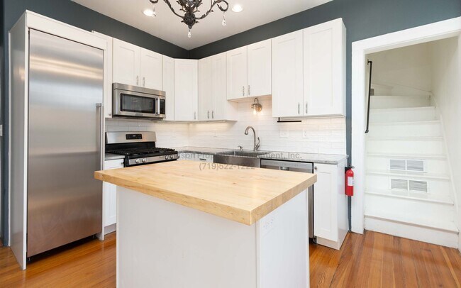 Building Photo - Stunning 3 Bedroom House in The Old North End