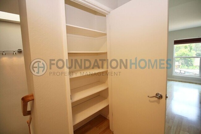 Building Photo - 11 Glen Dr