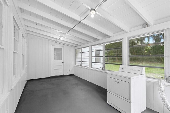 Building Photo - 605 N Amelia Ave