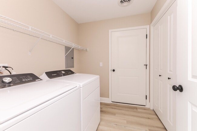 Building Photo - 516 Carriage Ct