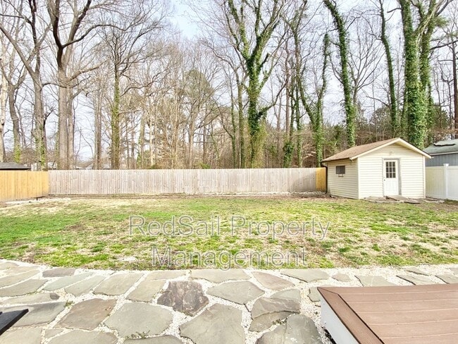 Building Photo - 725 Chatsworth Dr