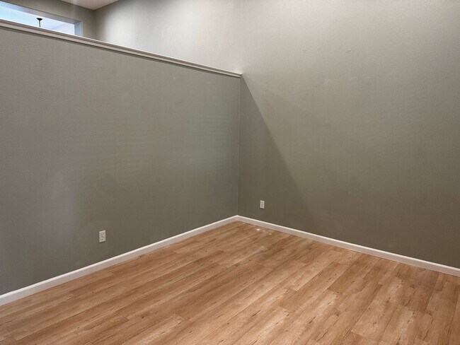 Building Photo - Beautiful tri-level Communications Hill home