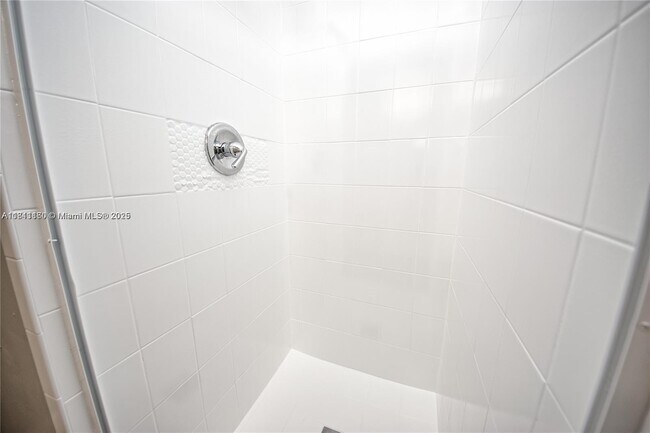 Building Photo - 6886 N Kendall Dr