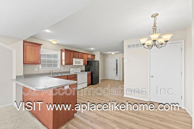 Building Photo - 2216 SW Rambling Vine Rd