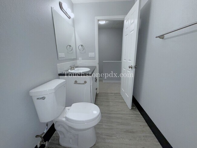 Building Photo - Modern 2-bedroom Apartment in Skylark Apartments