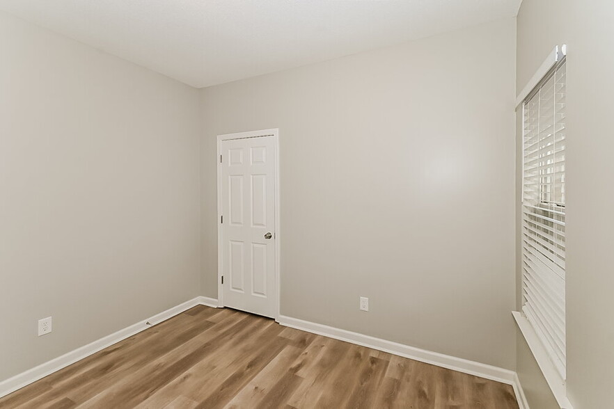 Building Photo - 7077 Queens Crown Ct