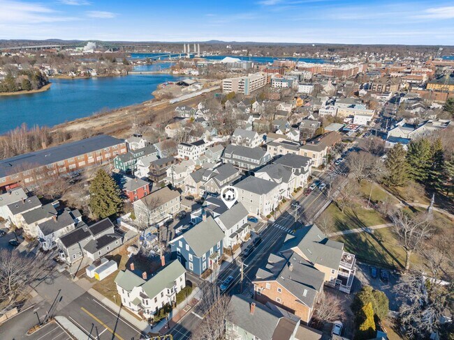 Building Photo - 303 Islington St