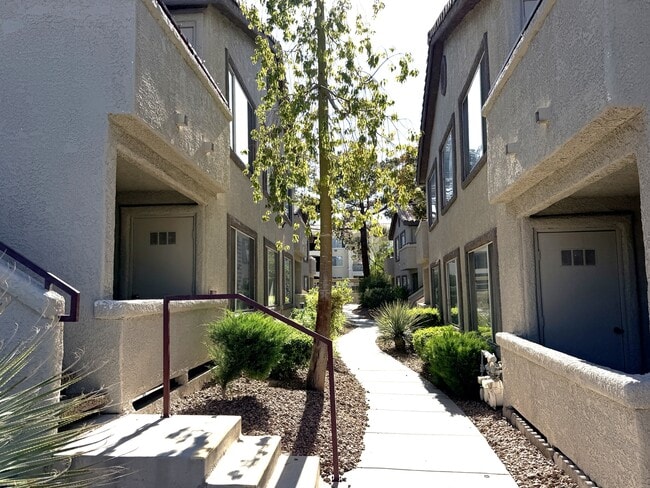 Building Photo - 4955 S Lindell Rd