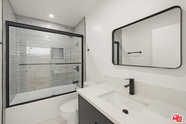 Building Photo - 910 N Hudson Ave