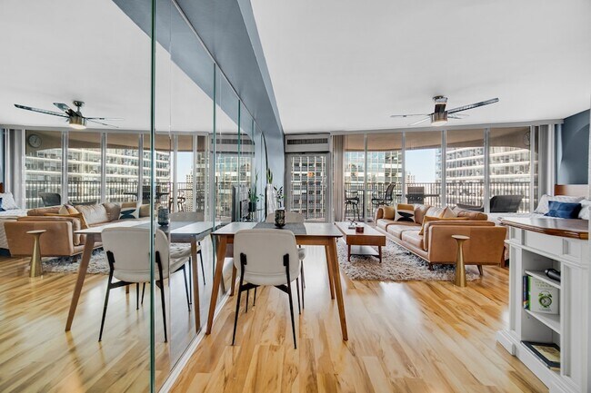 Building Photo - 300 N State St