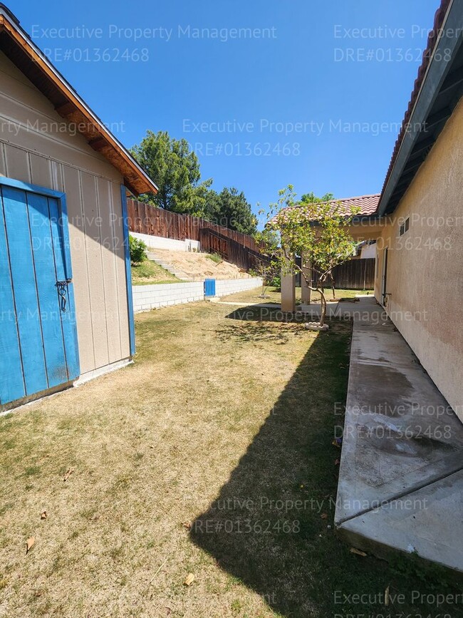 Building Photo - 4 bedroom, 2 bathroom home located in East...