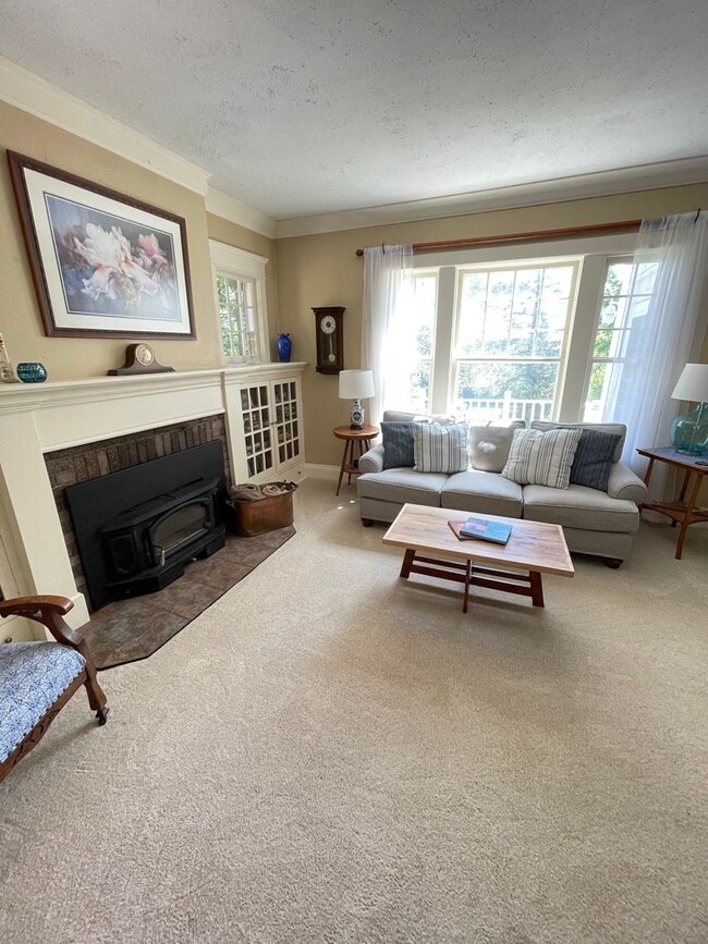 Building Photo - AVAILABLE AUGUST 1ST - Beautiful Single Fa...
