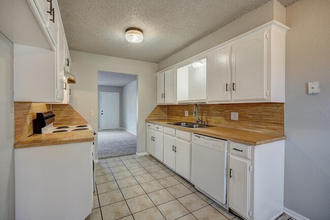 Building Photo - 626 N Robin Way