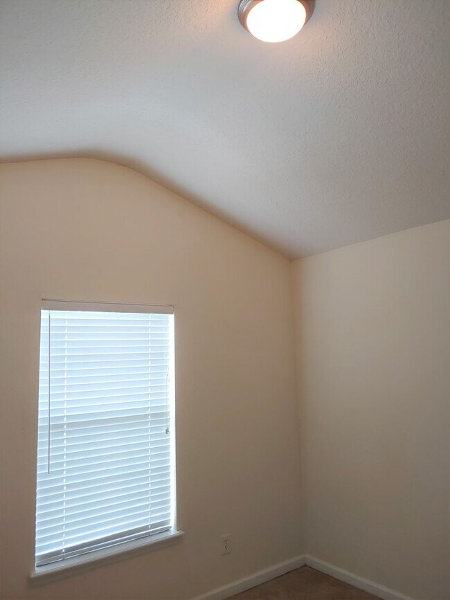 Building Photo - Wolf Creek Townhome