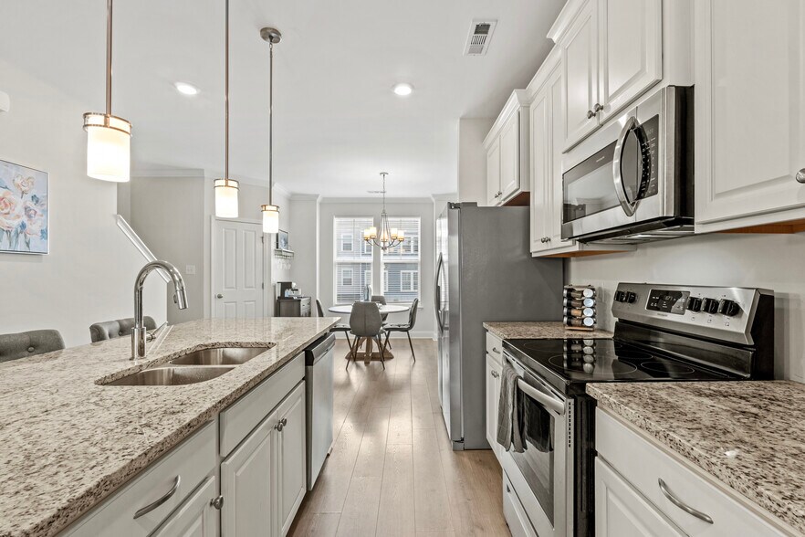Building Photo - 833 Westcott Ln