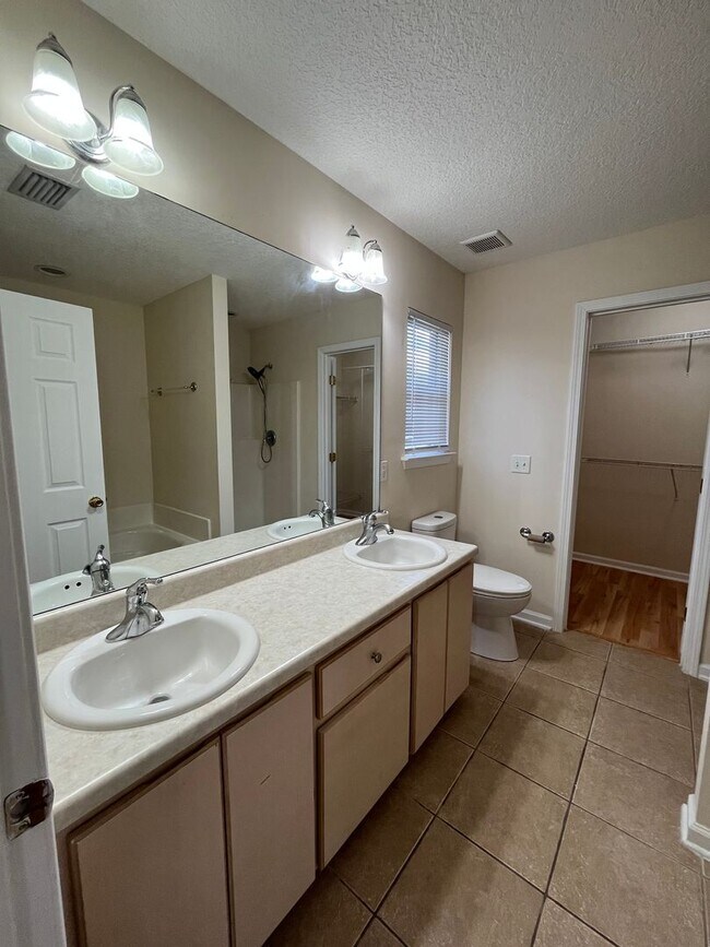 Building Photo - 209 Royal Palms Ave