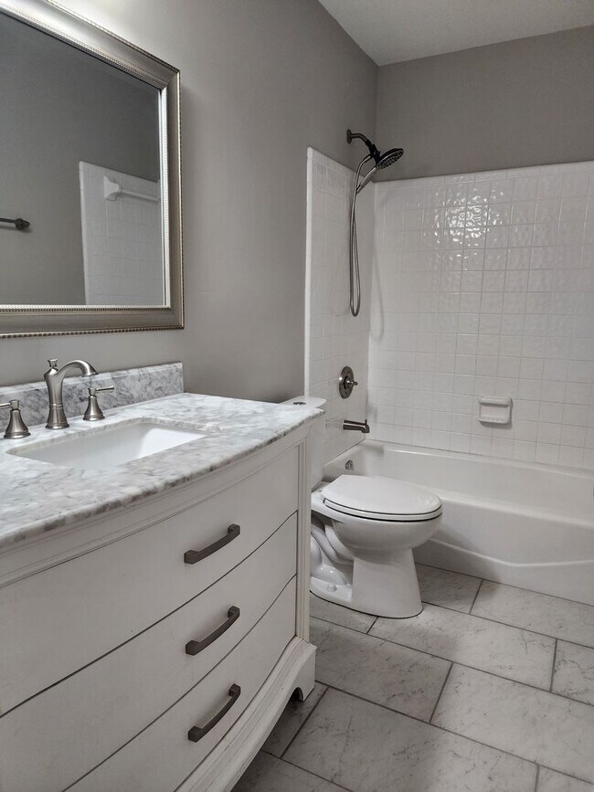 Building Photo - Available Mid MAY -Newly Remodeled, 2 Bedroom, 2.5 bath townhome in Vernon River Plantation.