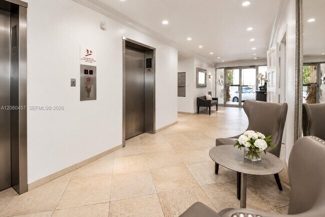 Building Photo - 1069 Hillsboro Mile
