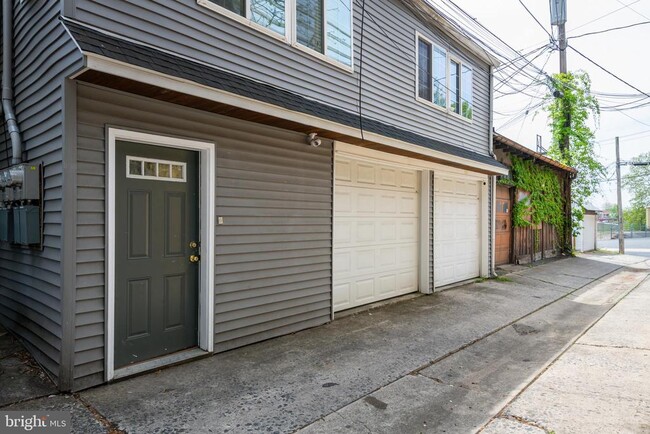 Building Photo - 419 Woodward St