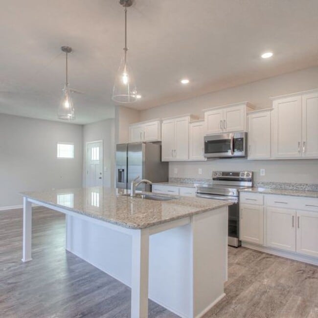 Building Photo - Upgraded, Luxury Townhouse