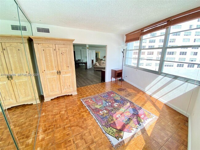 Building Photo - 905 Brickell Bay Dr