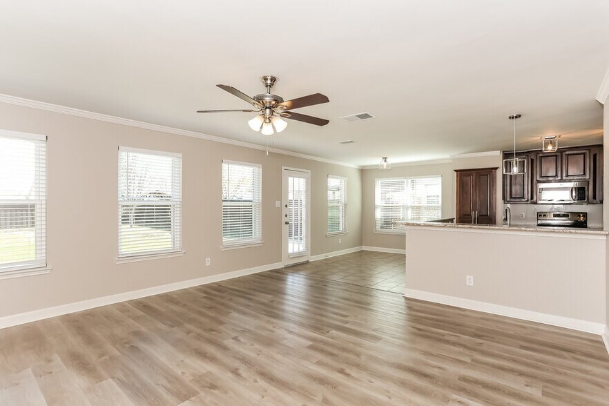 Building Photo - 1110 Hampton Dr