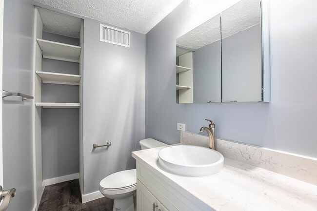 Building Photo - Modern 2-Bedroom Unit with Large Lanai – Prime Waikiki Location