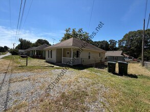 Building Photo - 509 N Pear St
