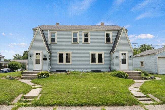 Building Photo - Newly renovated three bedroom available NOW!