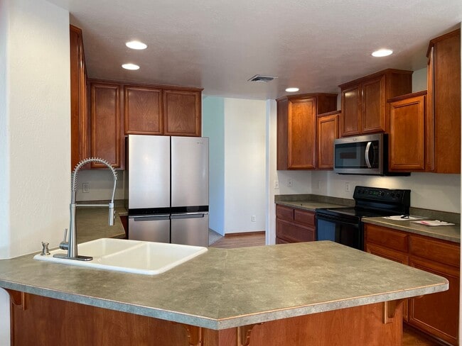 Building Photo - Stunning 3 Bedroom 2 Bath Home- Located in Friendly Central Point-Over 1600 Sq. Ft.