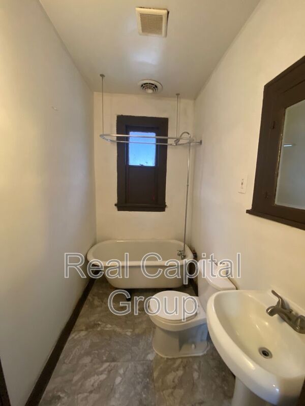 Building Photo - 156 James St