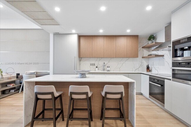 Building Photo - 2301 Collins Ave