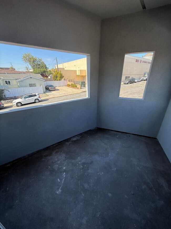 Building Photo - College Ave Triplex