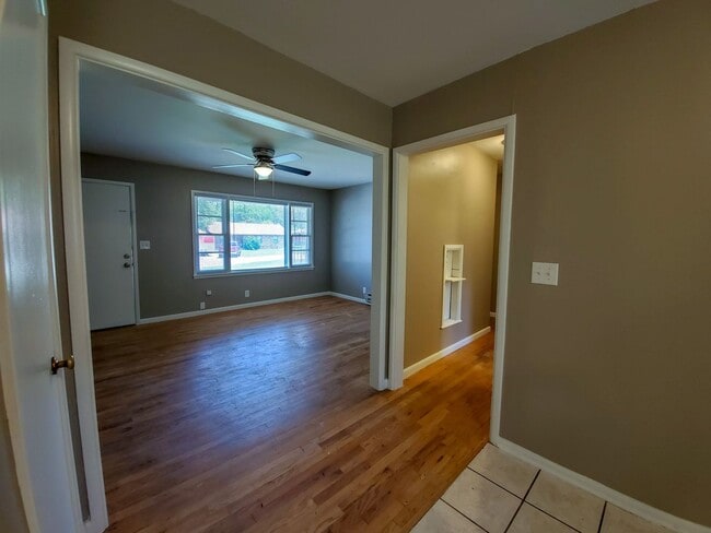 Building Photo - 2 bedroom 1 bath bungalow in Shawnee.