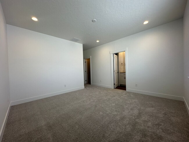 Building Photo - 3bed, 2bath, + office/flex 1630sq.ft. home...