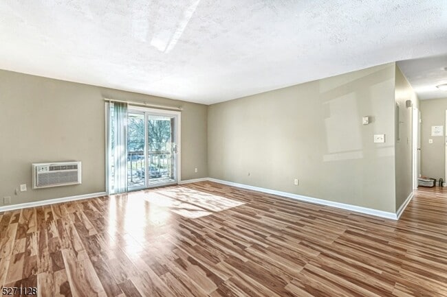 Building Photo - 798 Eves Dr