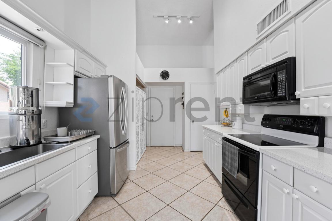 Building Photo - Unit