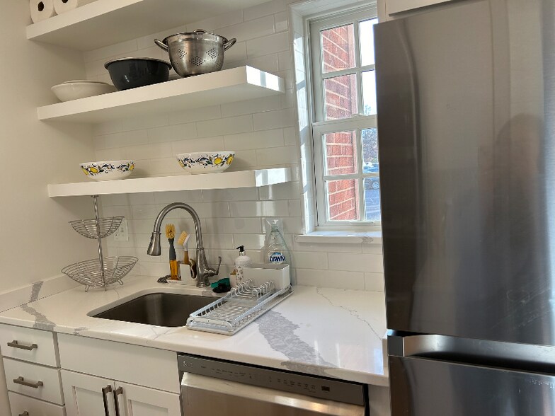 Building Photo - 1734 W Abingdon Dr