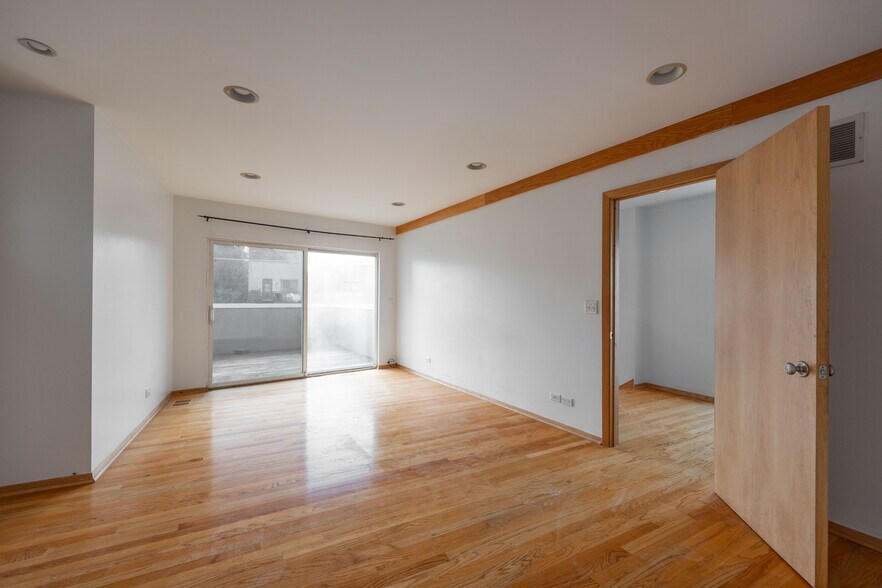 Building Photo - 1049 N Winchester Ave