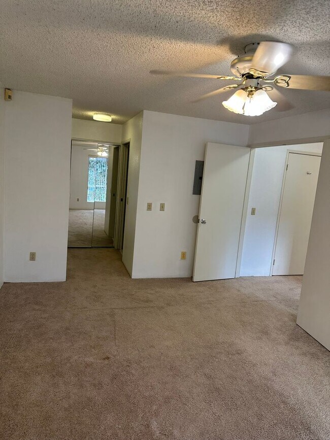 Building Photo - PARKVIEW AT WAIKELE – Clean and well-maintained 2-bedroom, 2-bath unit with 2 assigned parking st...