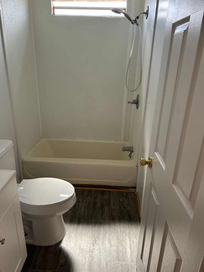 Building Photo - 2 bedroom 1 bath Charming  Mobile Home Mar...