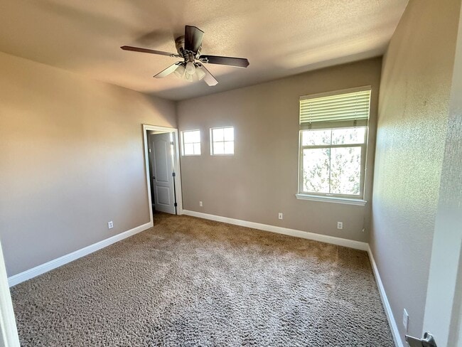 Building Photo - 2212 Maloney Dr