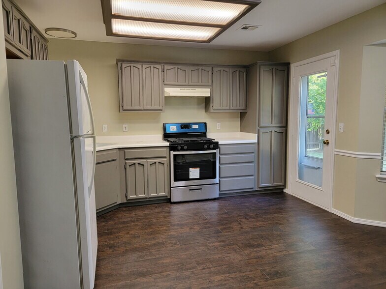 Building Photo - 200 E Laredo Pl