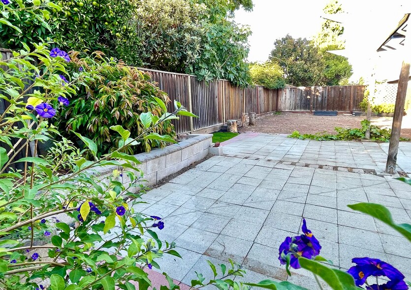 Building Photo - 2365 Fallingtree Dr