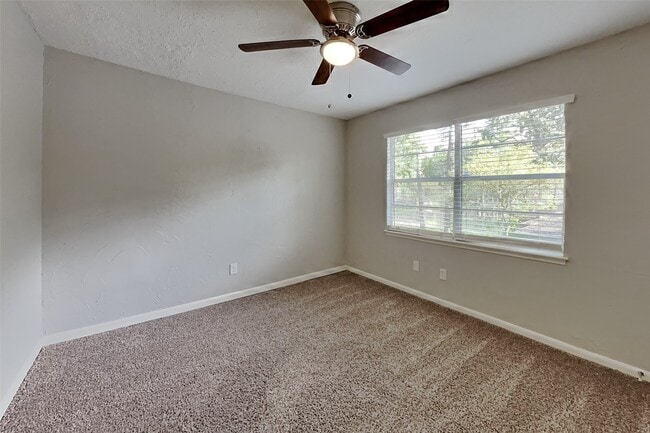 Building Photo - 14922 Spring Lake Dr