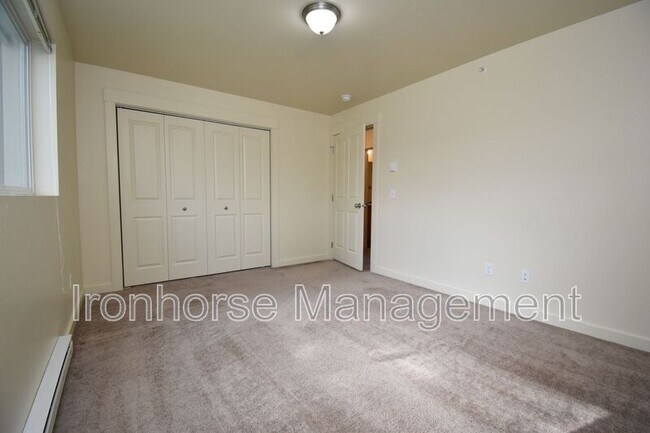 Building Photo - 807 W Villard St
