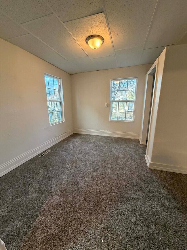 Building Photo - 210&amp;210 1/2 S Pearl