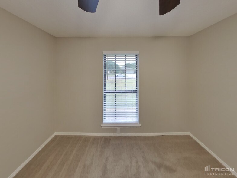 Building Photo - 721 Parkview Dr