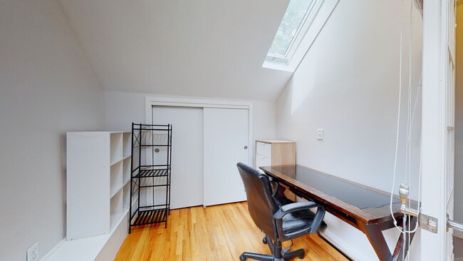 Building Photo - 6 Bedroom Apartment in Science Hill, close to downtown! (Laundry In Unit)